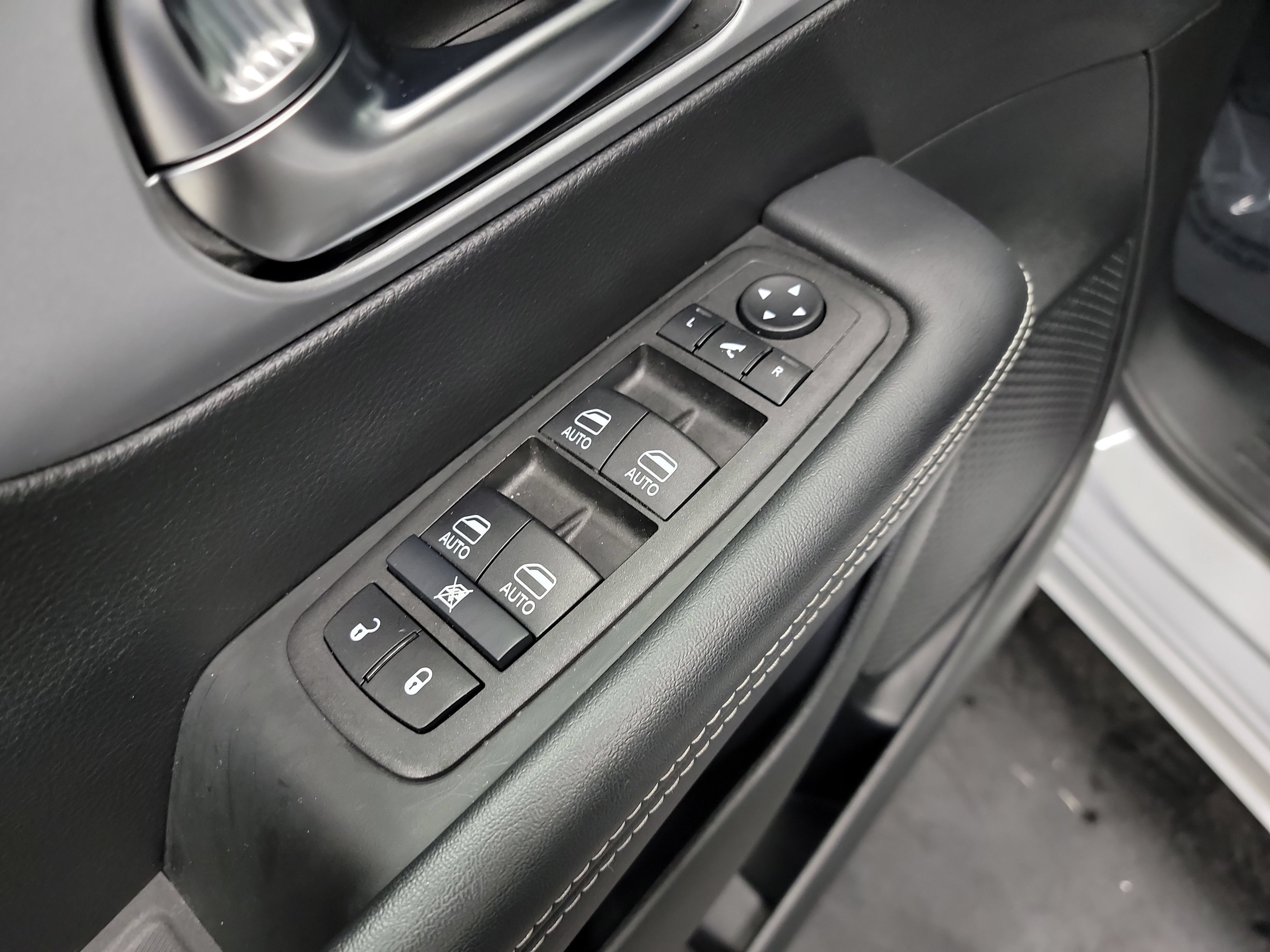 Used 2025 Chrysler Pacifica Limited FWD image 14