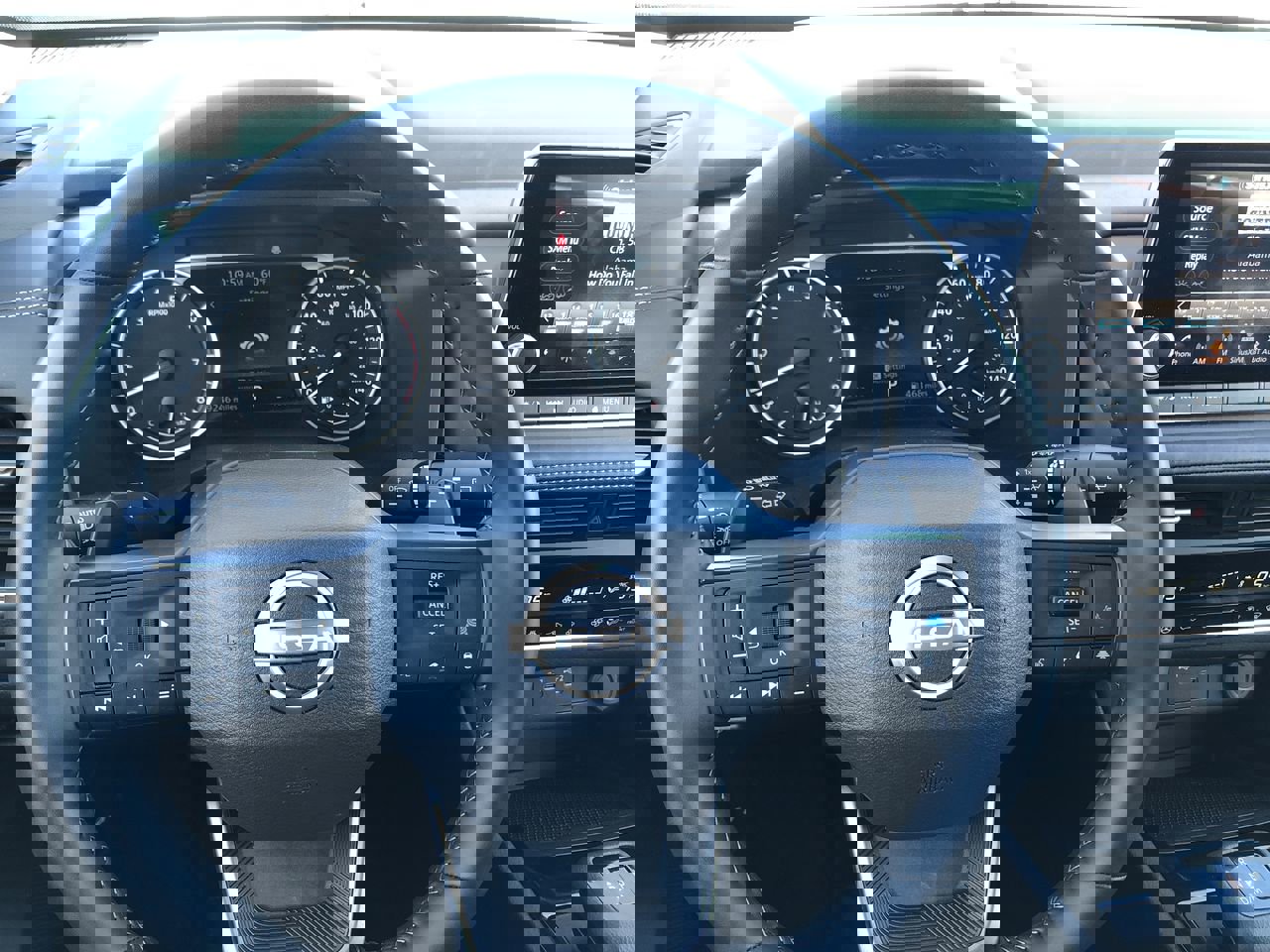 Used 2025 Nissan Rogue SV w/ SV Premium Package image 16