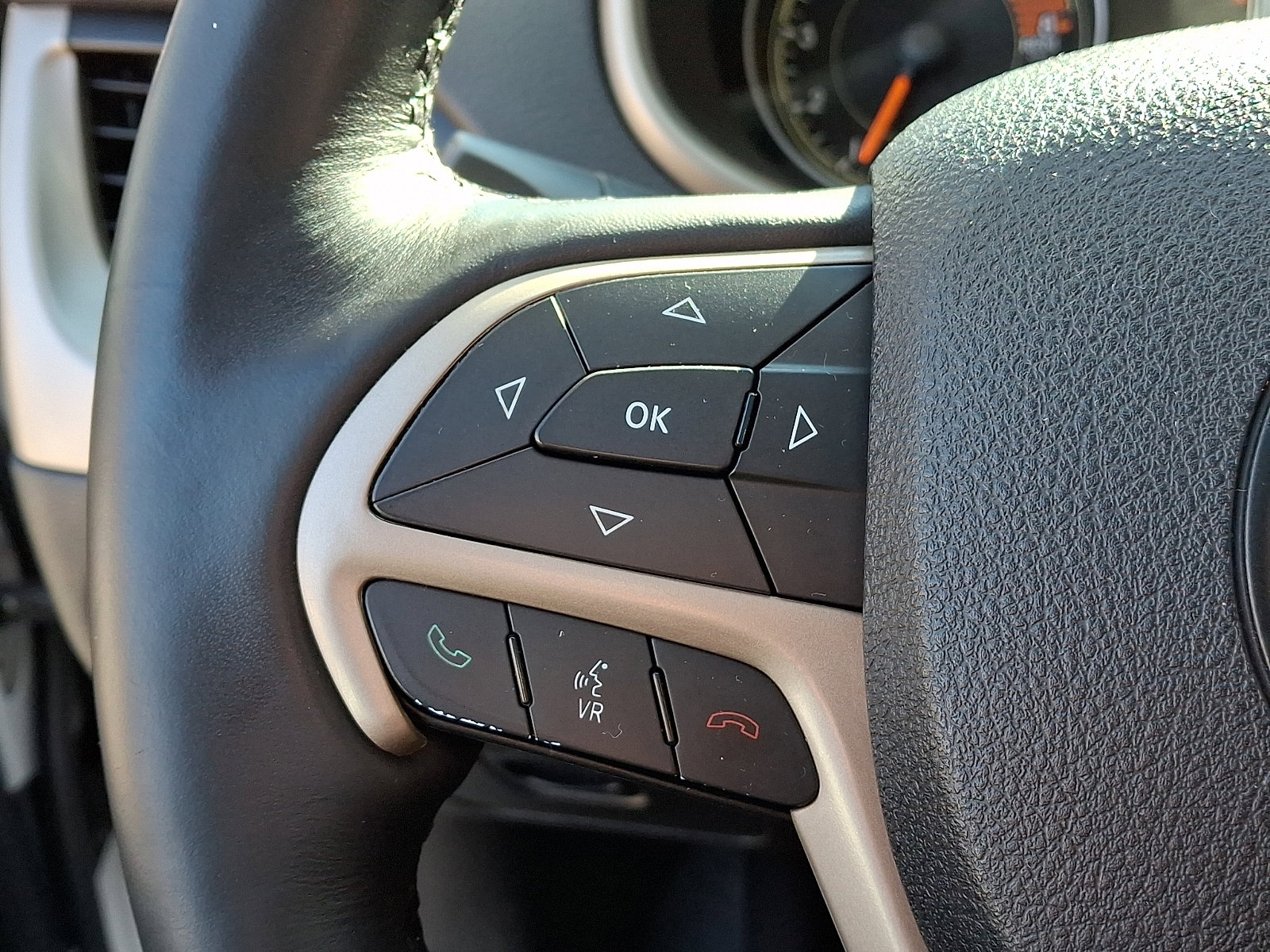 Certified 2016 Jeep Cherokee Limited w/ Luxury Group image 23