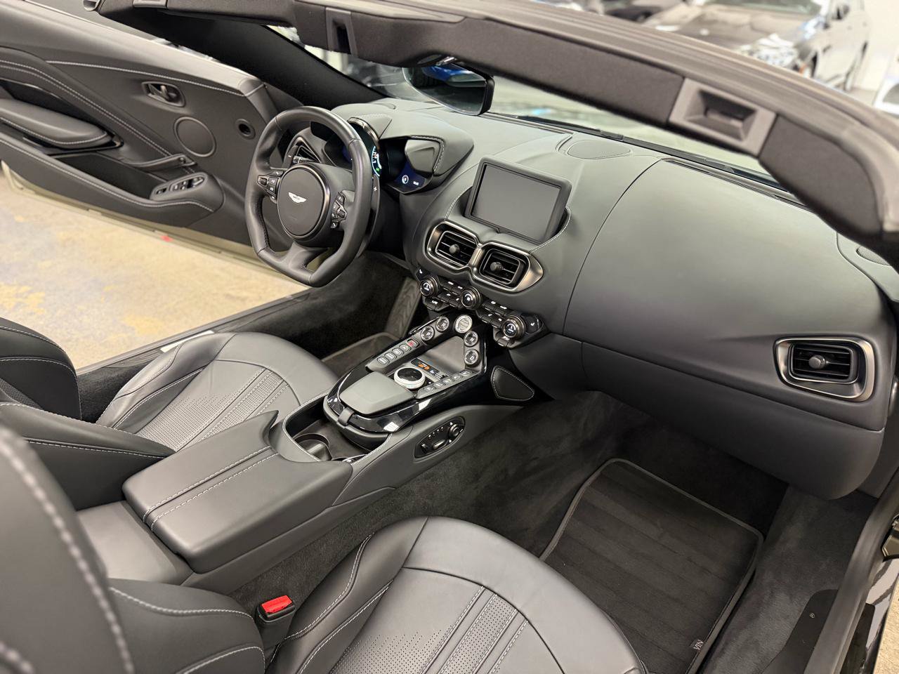 Used 2023 Aston Martin V8 Vantage Roadster RWD image 38