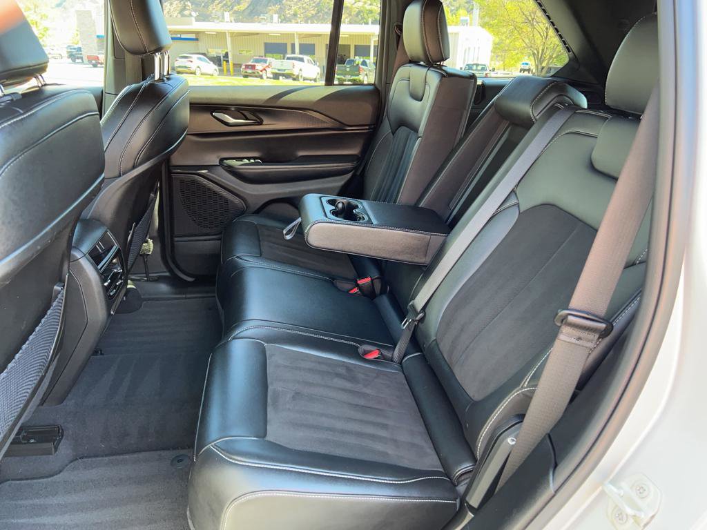 Used 2023 Jeep Grand Cherokee Altitude image 17