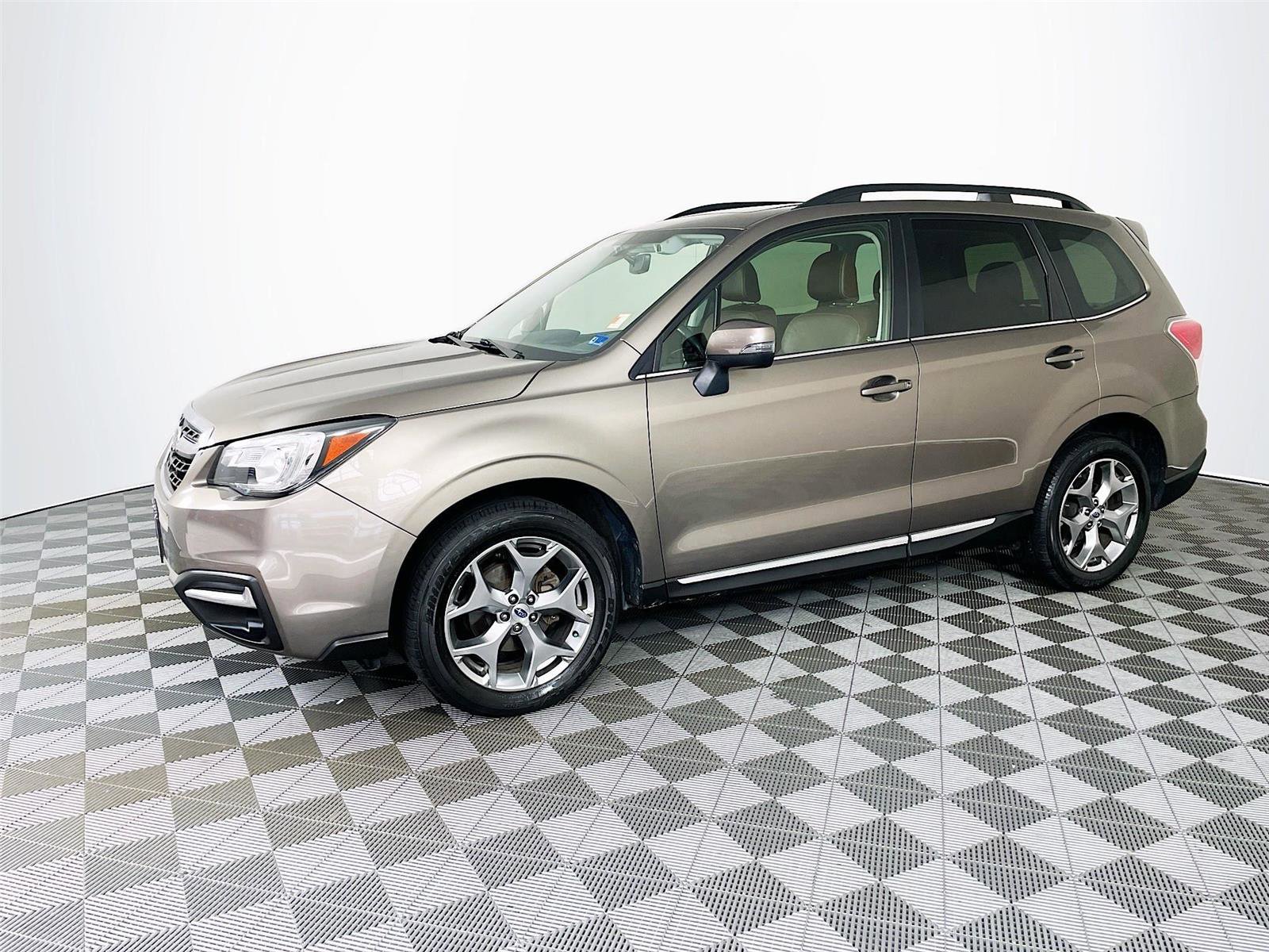 Used 2017 Subaru Forester 2.5i Touring AWD/4WD image 4
