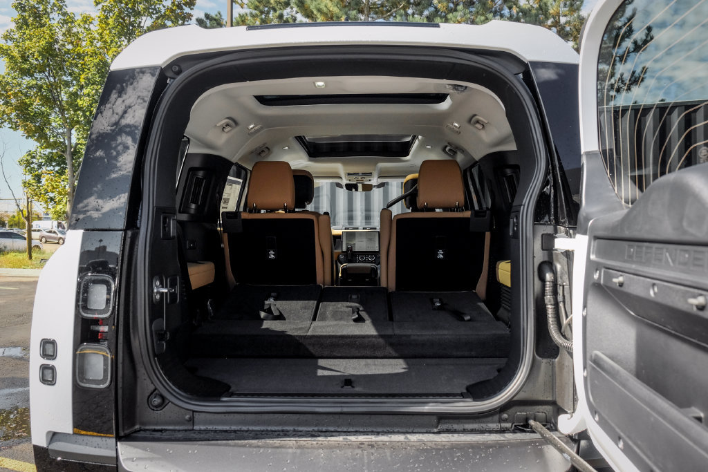 New 2026 Land Rover Defender 130 X-Dynamic SE AWD/4WD image 9