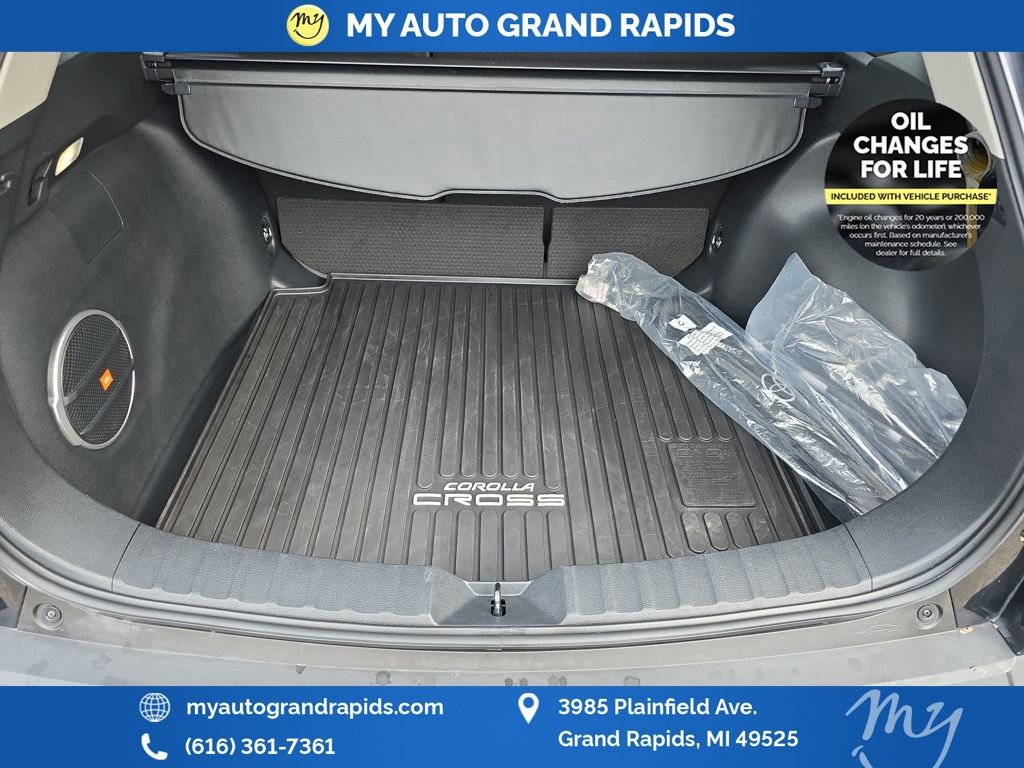 Used 2024 Toyota Corolla Cross XLE w/ Convenience Package image 24