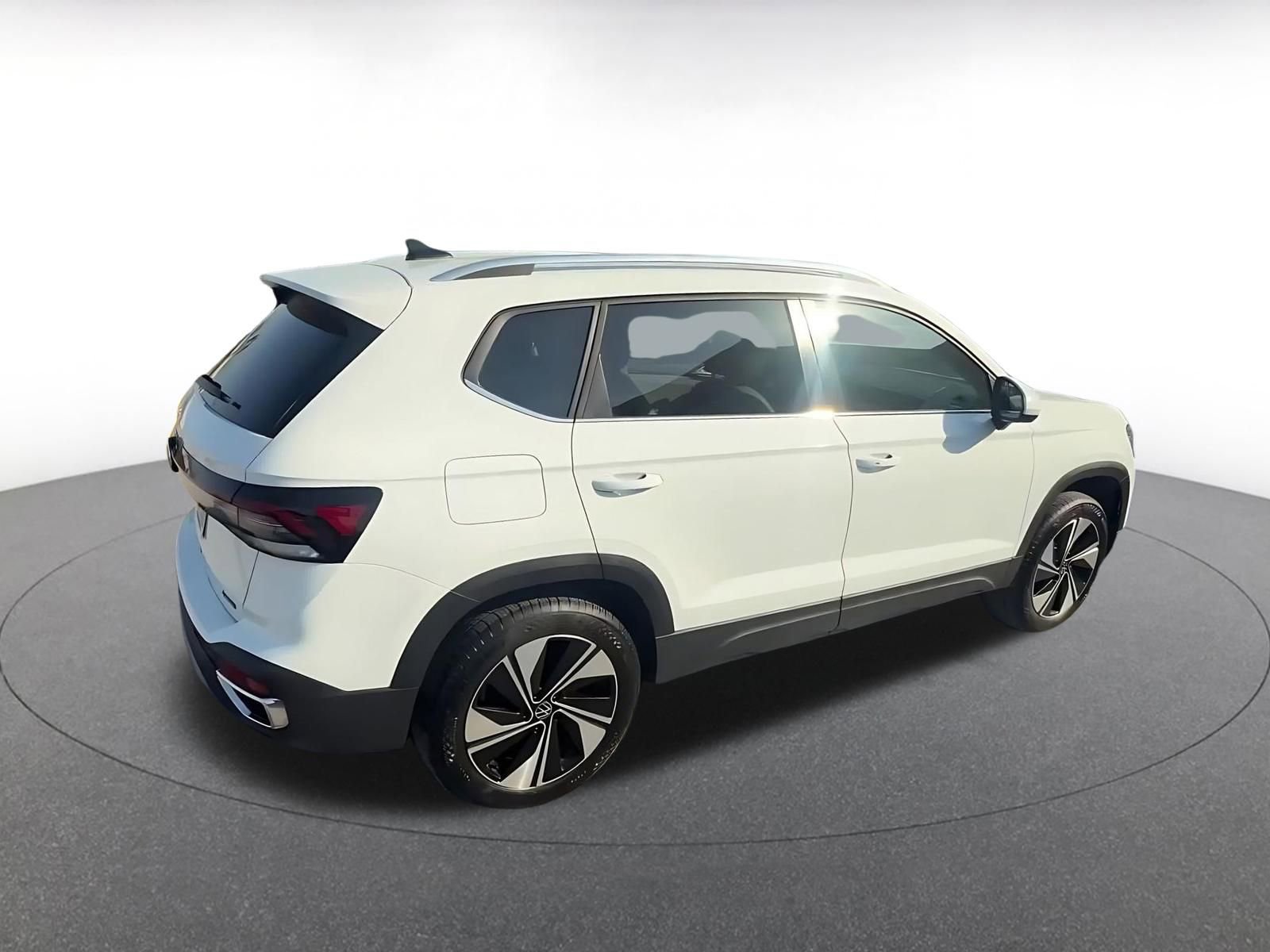 Used 2025 Volkswagen Taos SE AWD/4WD image 15