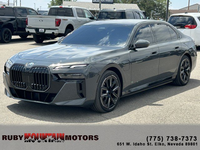 Used 2025 BMW 750e xDrive w/ Premium Package AWD/4WD image 3