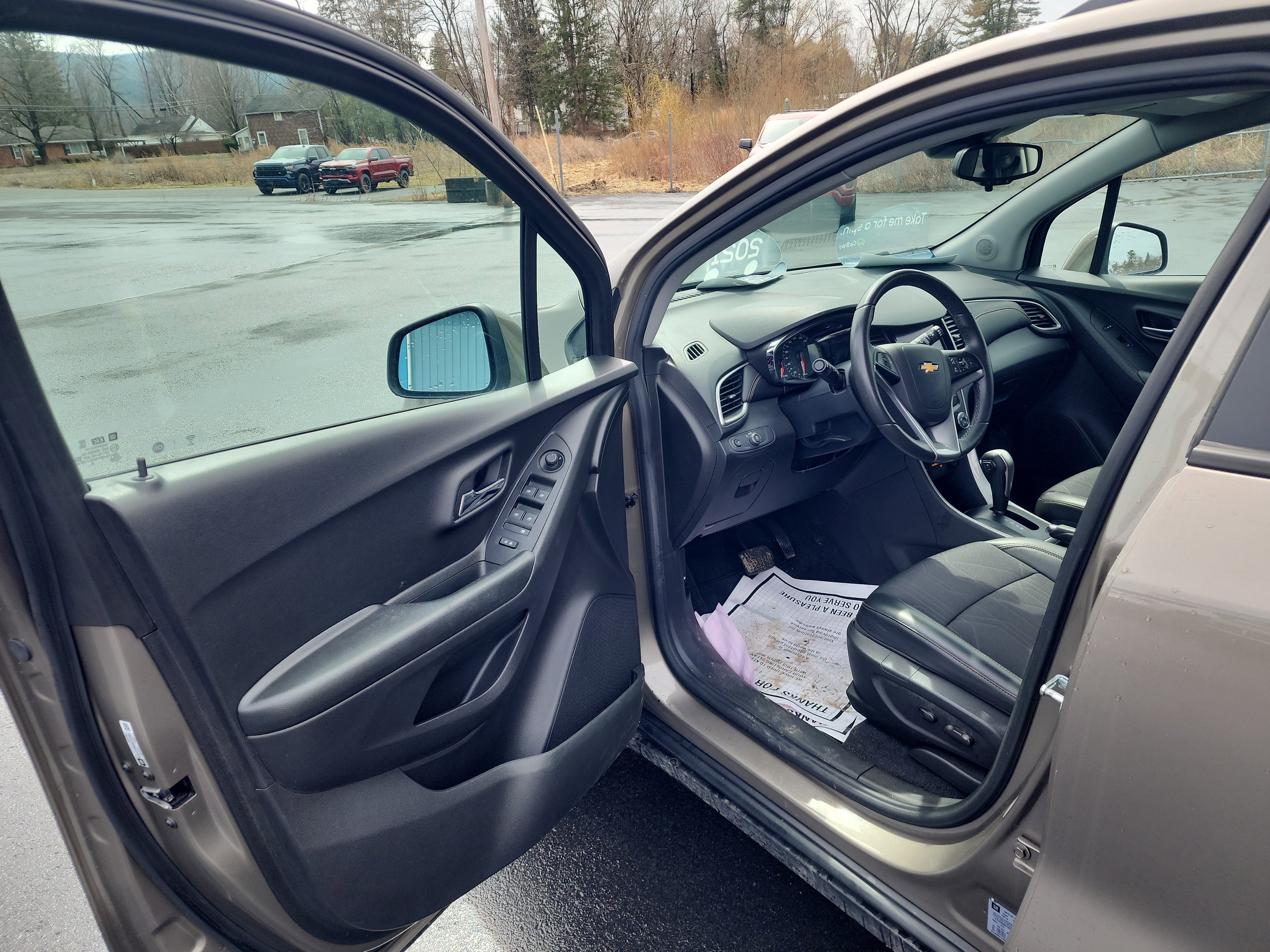 Used 2021 Chevrolet Trax LT w/ LT Convenience Package image 10