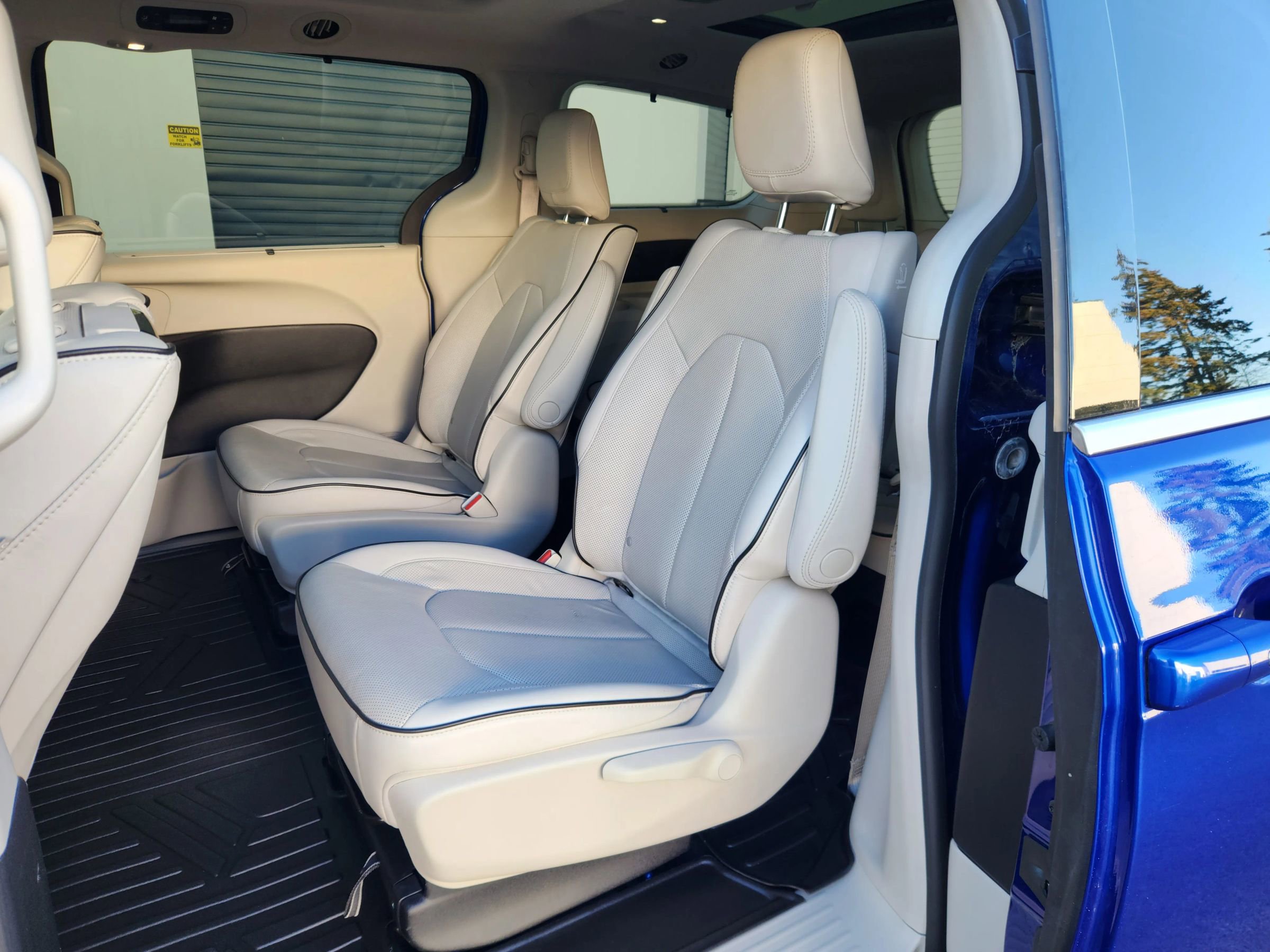 Used 2021 Chrysler Pacifica Limited w/ Uconnect Theater Family Group image 19