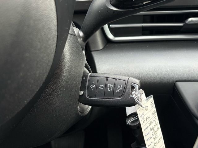 Used 2025 Hyundai Elantra SE image 22