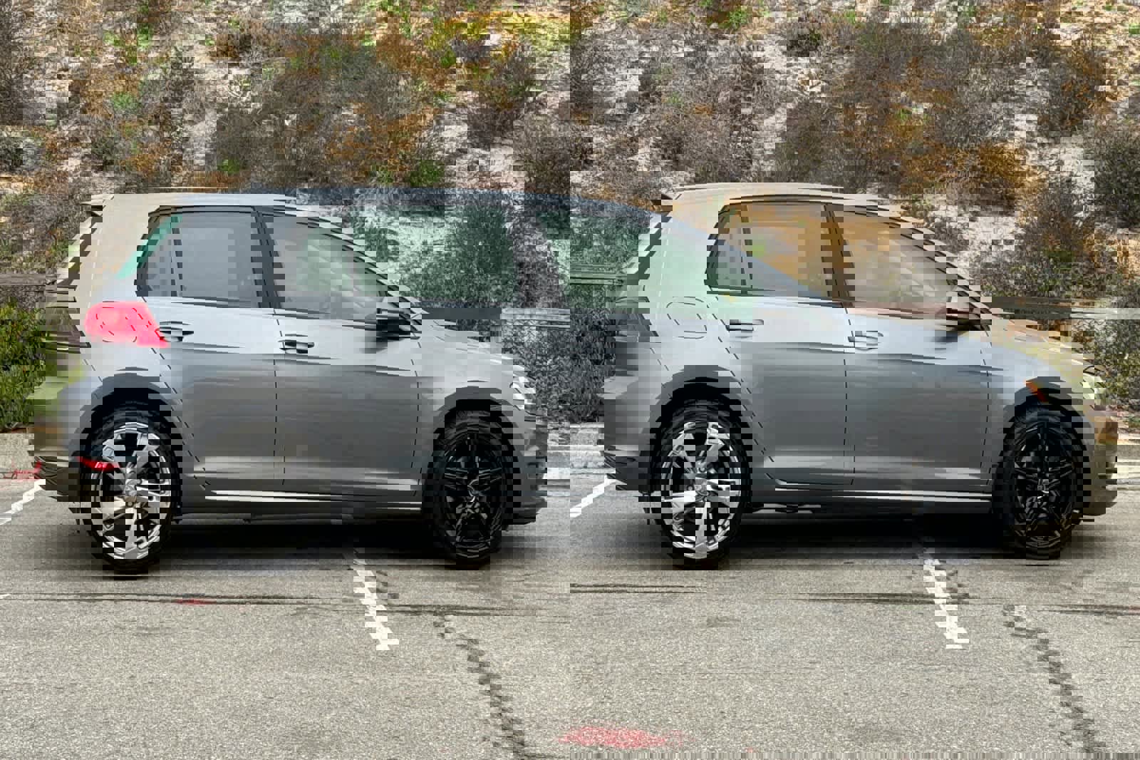 Used 2015 Volkswagen Golf 4-Door image 6