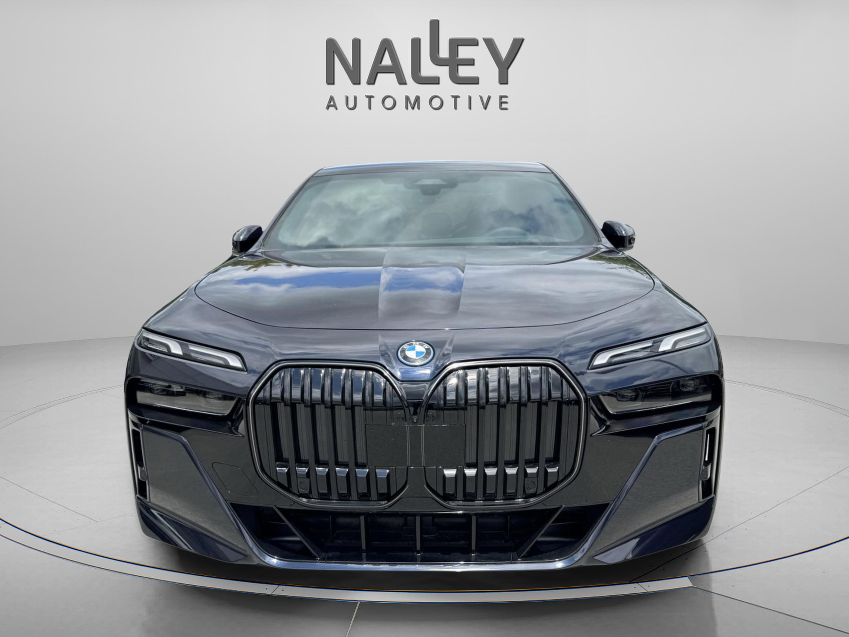 Used 2025 BMW i7 xDrive60 w/ Premium Package image 7