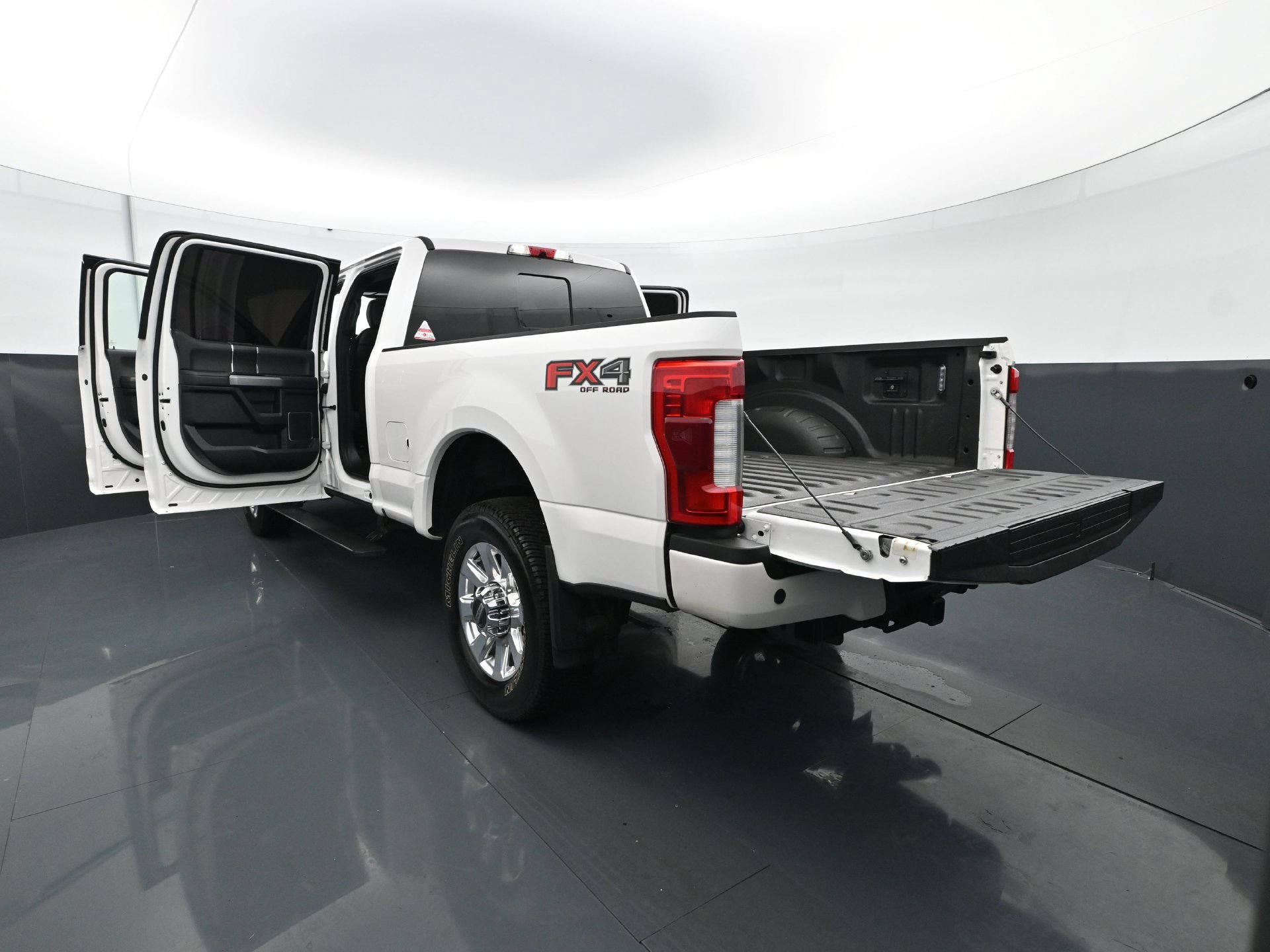 Used 2019 Ford F350 Platinum w/ Platinum Ultimate Package AWD/4WD image 34