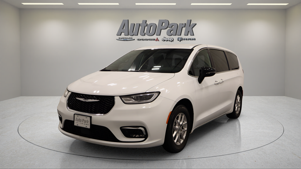 Used 2025 Chrysler Pacifica Select FWD image 7