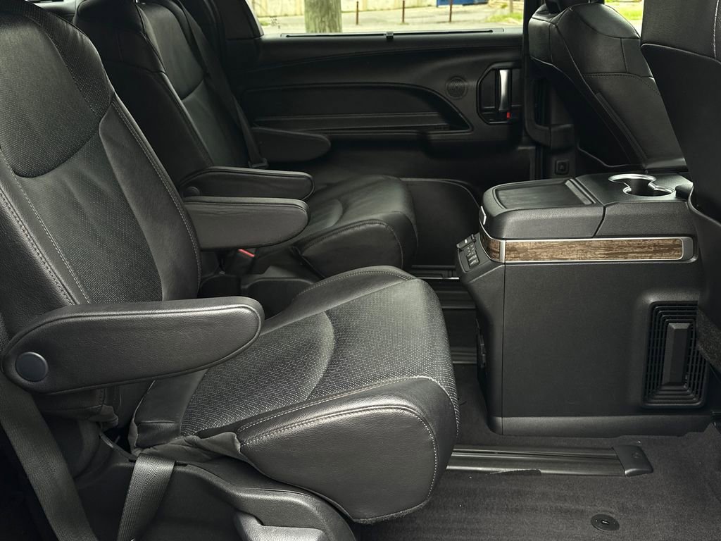 Used 2025 Toyota Sienna Platinum AWD/4WD image 18