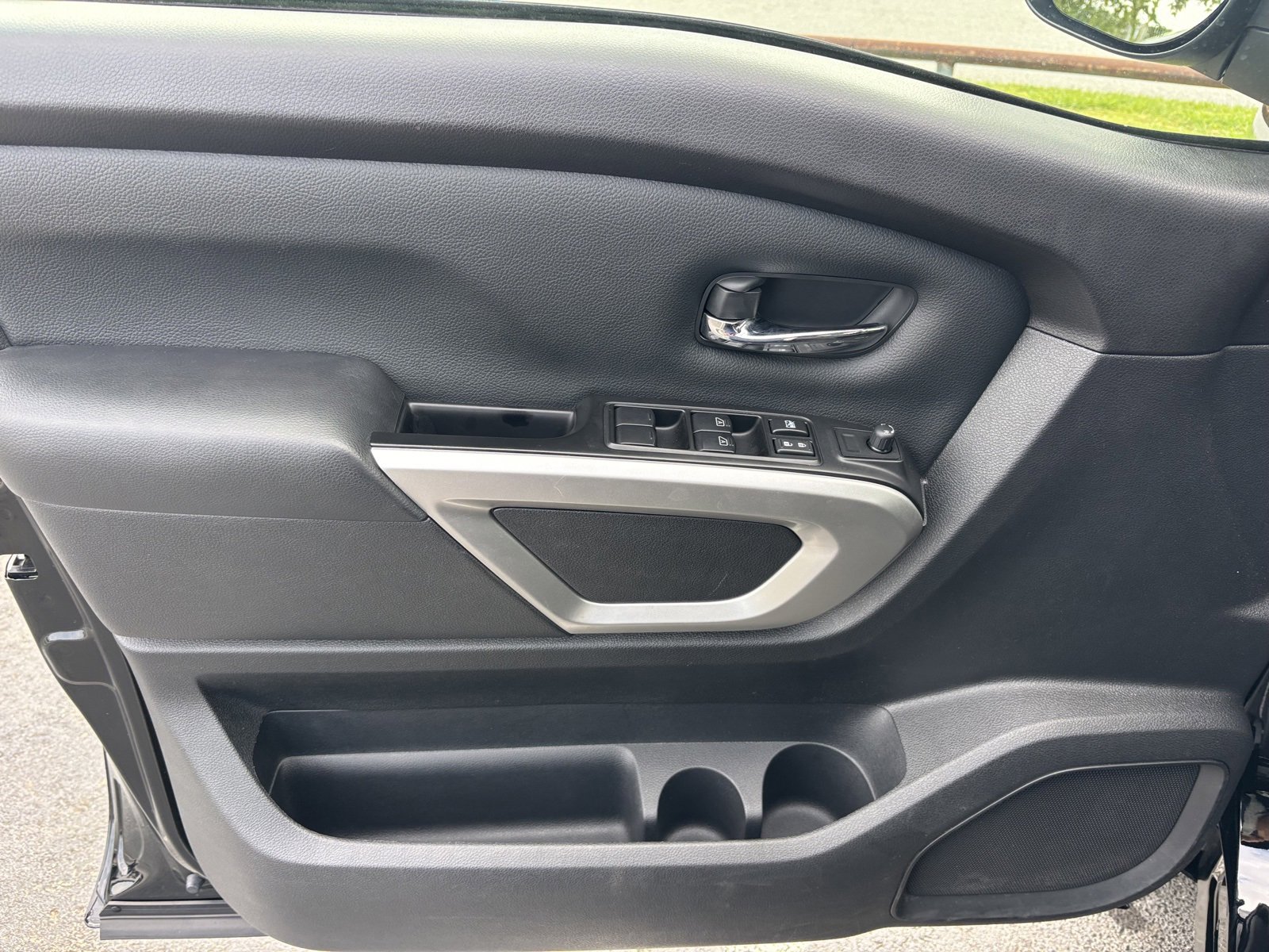 Used 2024 Nissan Titan SV image 18