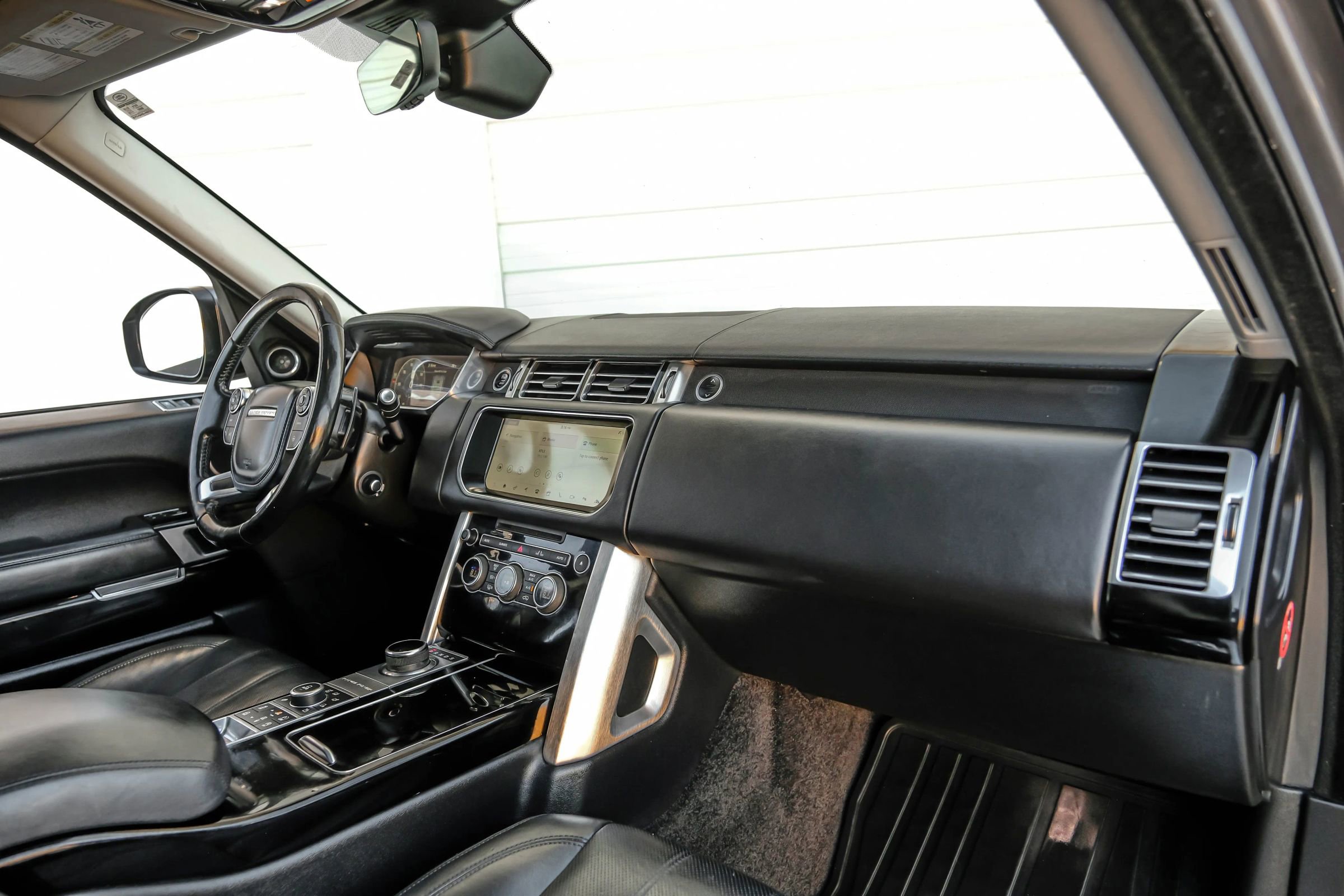 Used 2017 Land Rover Range Rover HSE image 16