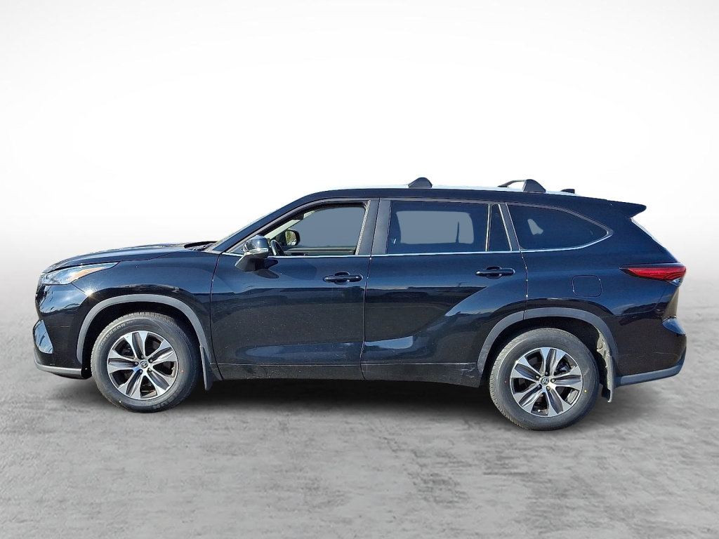 Used 2023 Toyota Highlander XLE image 2