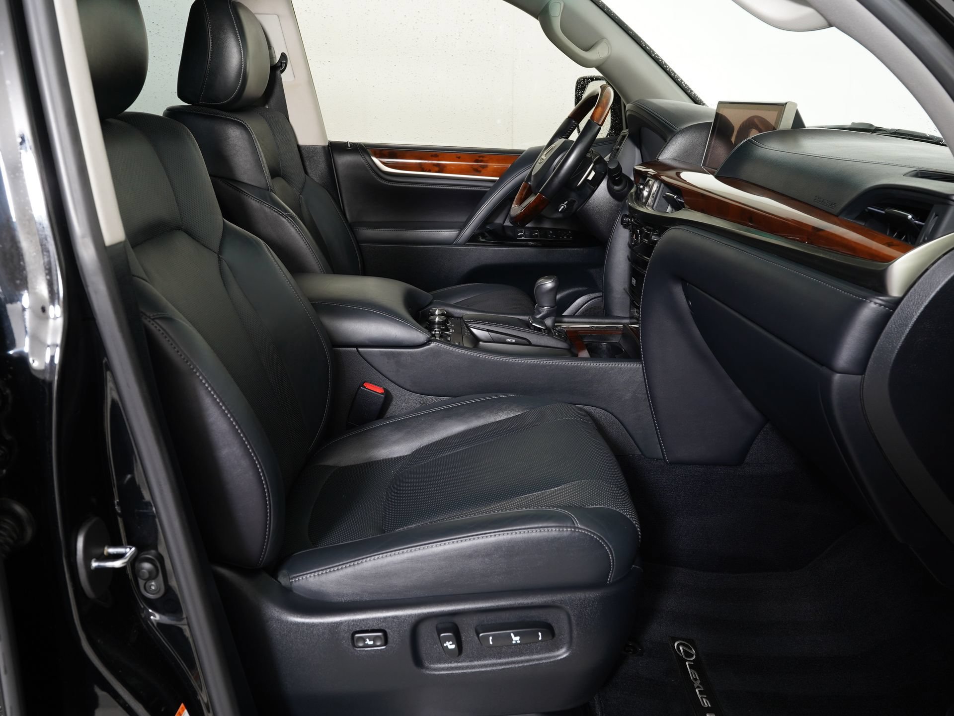 Used 2016 Lexus LX 570 4WD w/ Luxury Package image 8