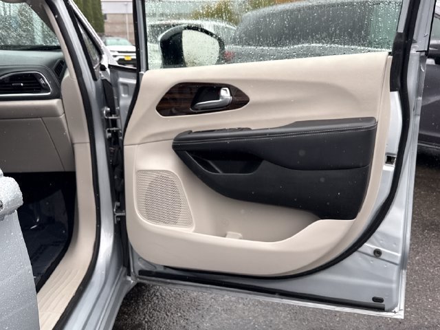 Used 2023 Chrysler Pacifica Limited FWD image 25