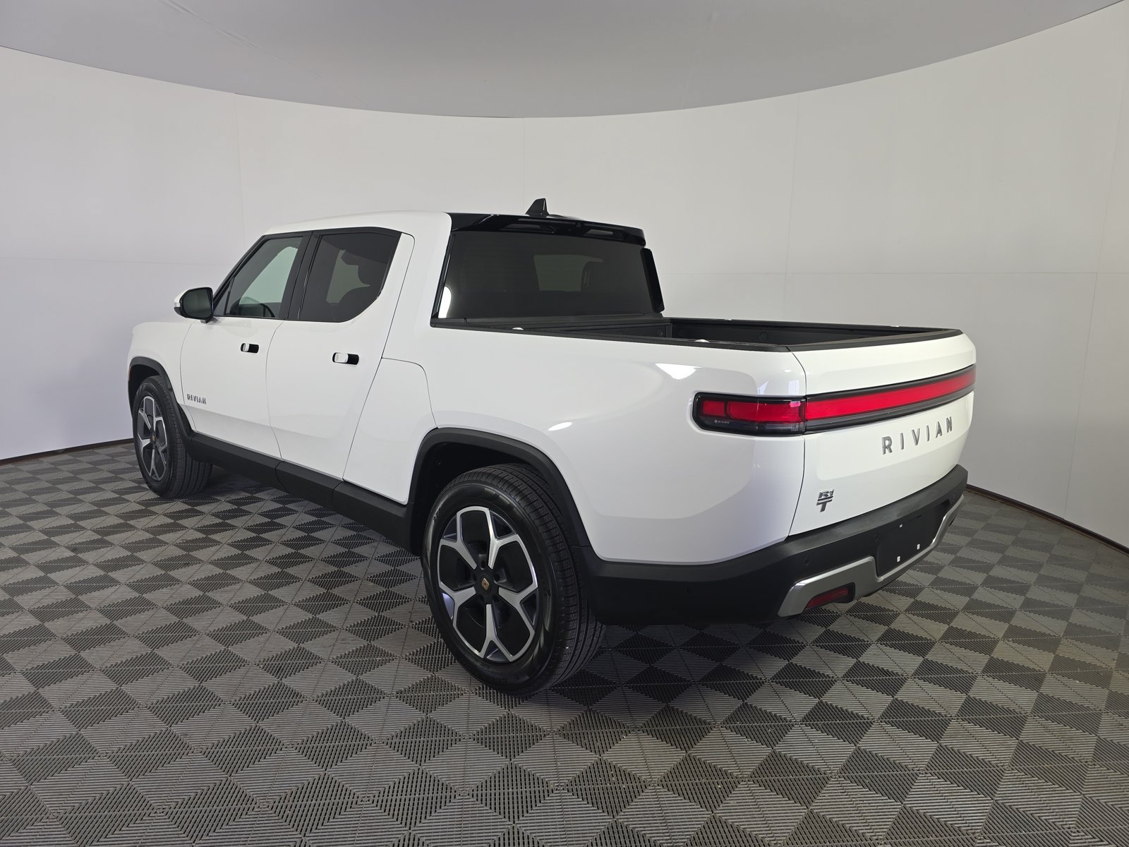 Used 2024 Rivian R1T Adventure Dual AWD/4WD image 3
