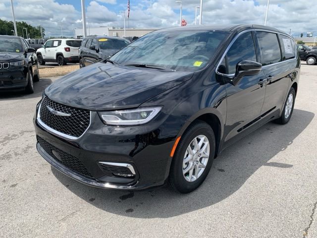 New 2026 Chrysler Pacifica Select image 3