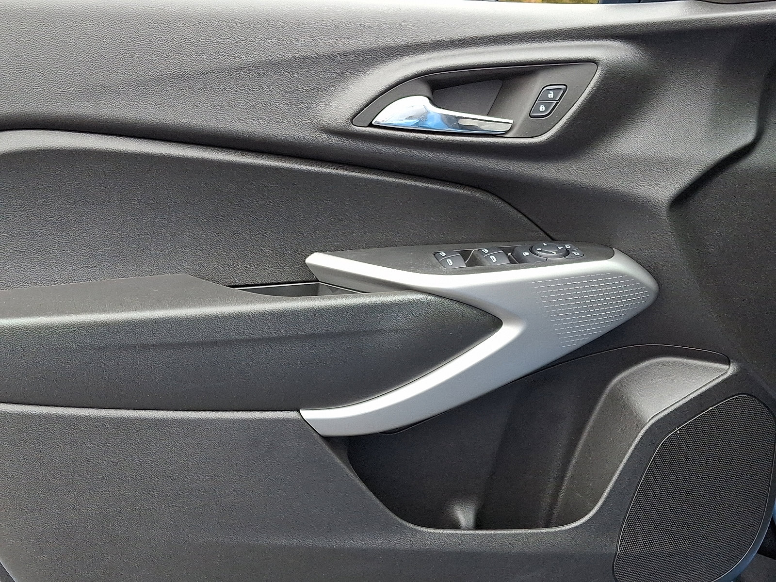 Used 2024 Chevrolet Trax RS w/ Driver Confidence Package image 13