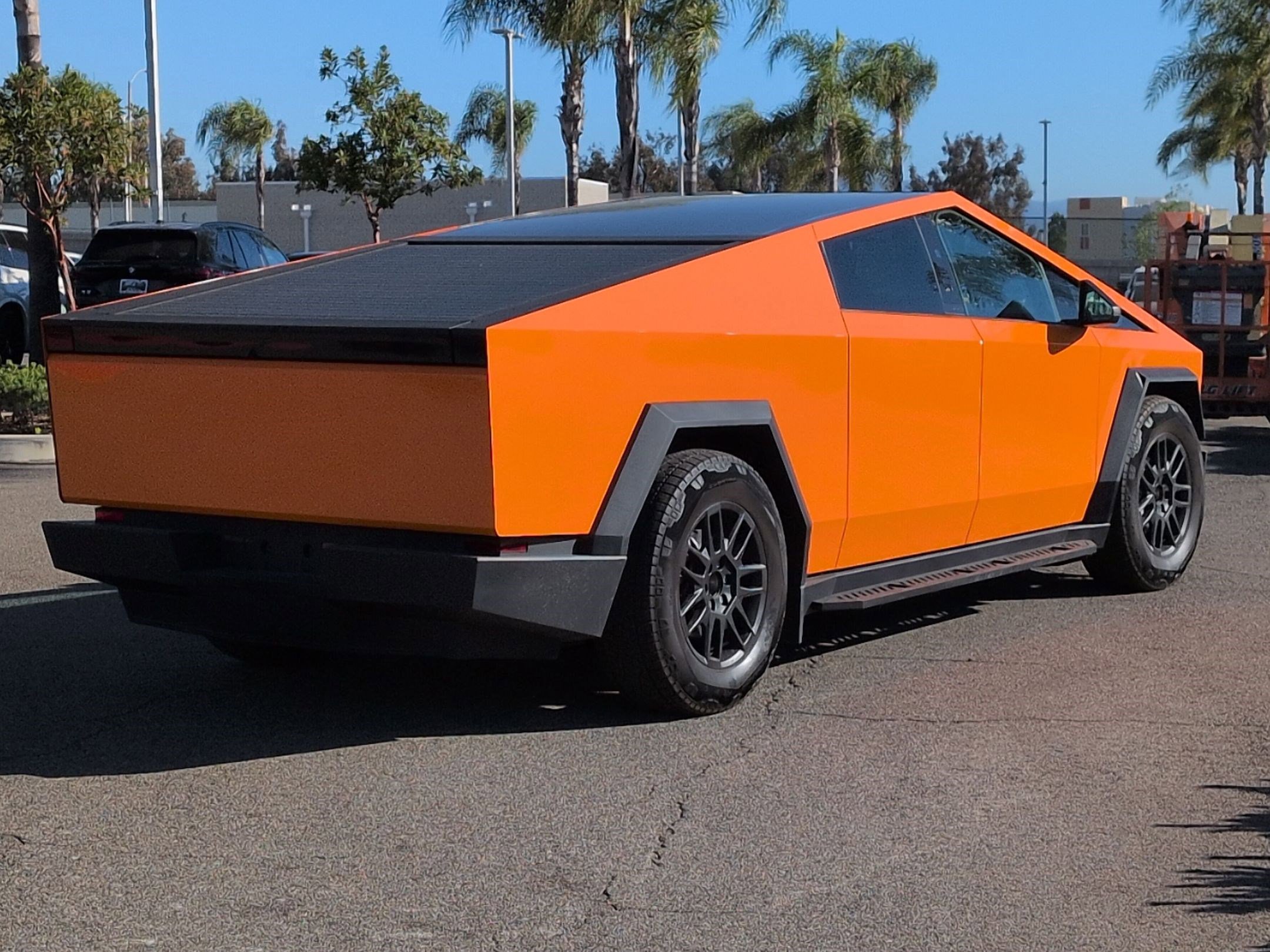 Used 2025 Tesla Cybertruck AWD Crew Cab image 10