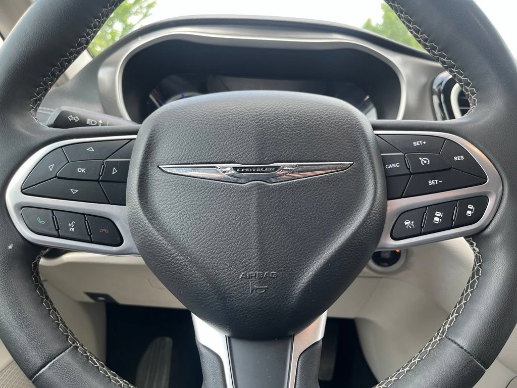Used 2023 Chrysler Pacifica Touring-L FWD image 20