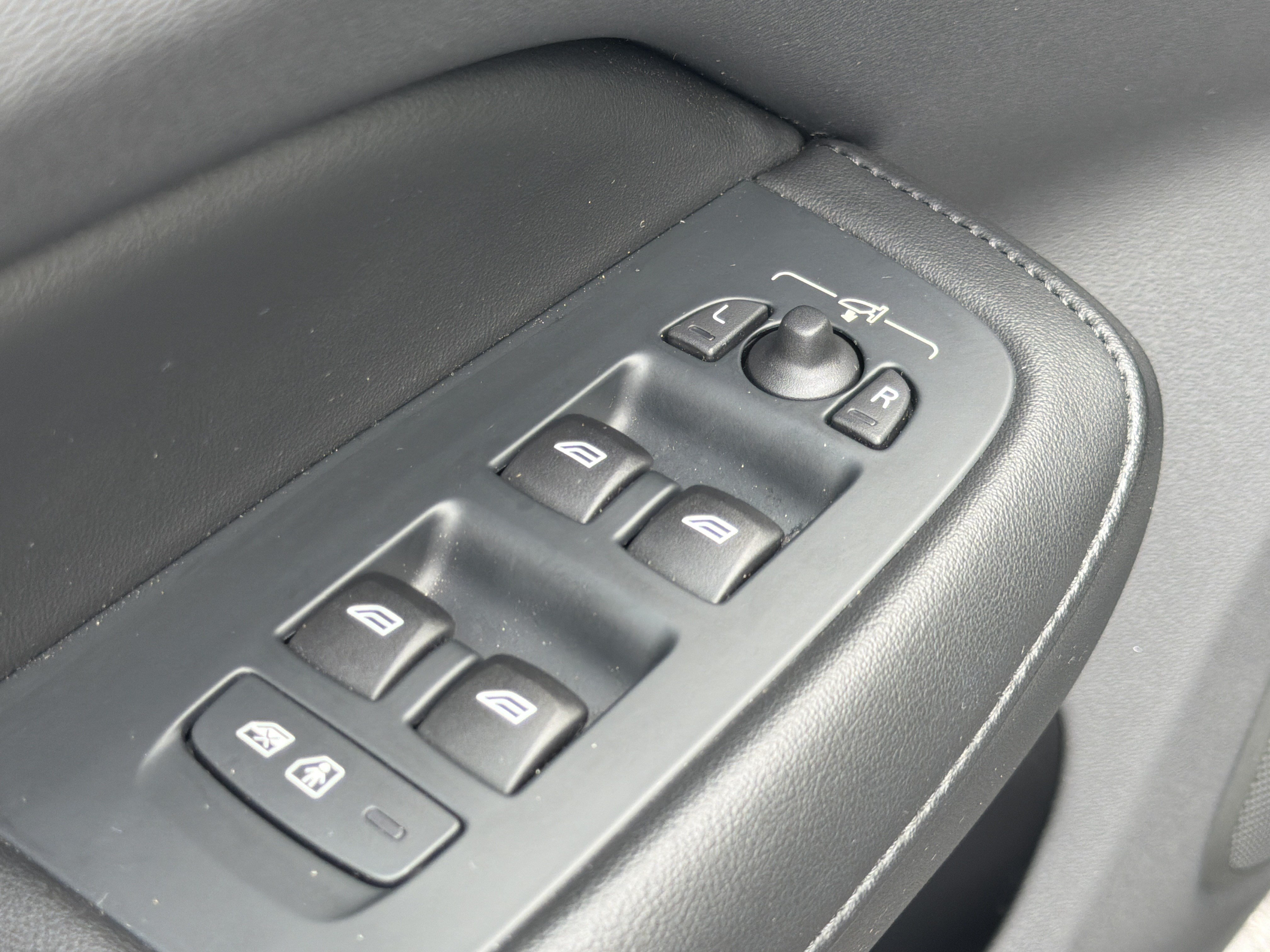 Certified 2025 Volvo S60 B5 Plus FWD image 15