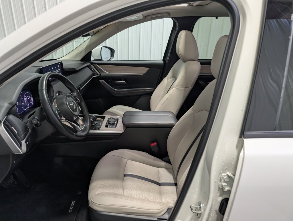 Used 2024 MAZDA CX-90 Plug-In Hybrid w/ Preferred AWD/4WD image 16