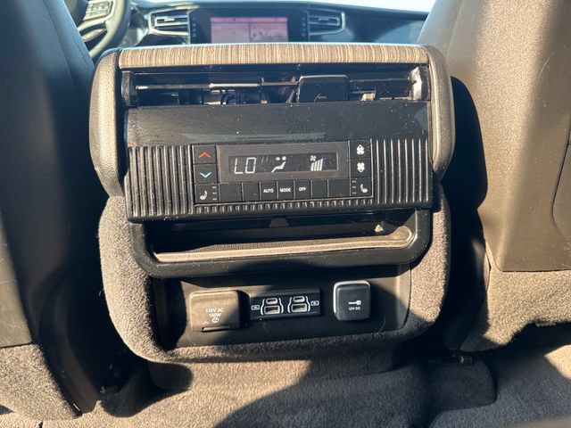 Used 2023 Jeep Wagoneer L Series III w/ Premium Group I AWD/4WD image 32