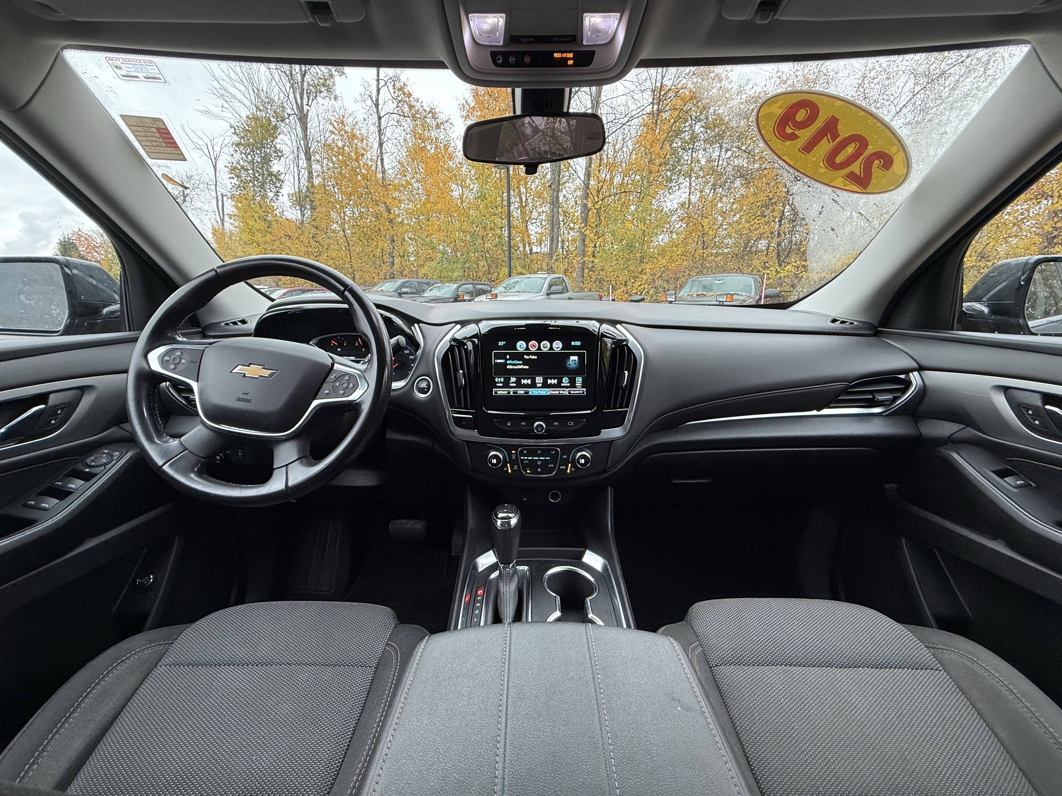 Used 2019 Chevrolet Traverse LT image 2
