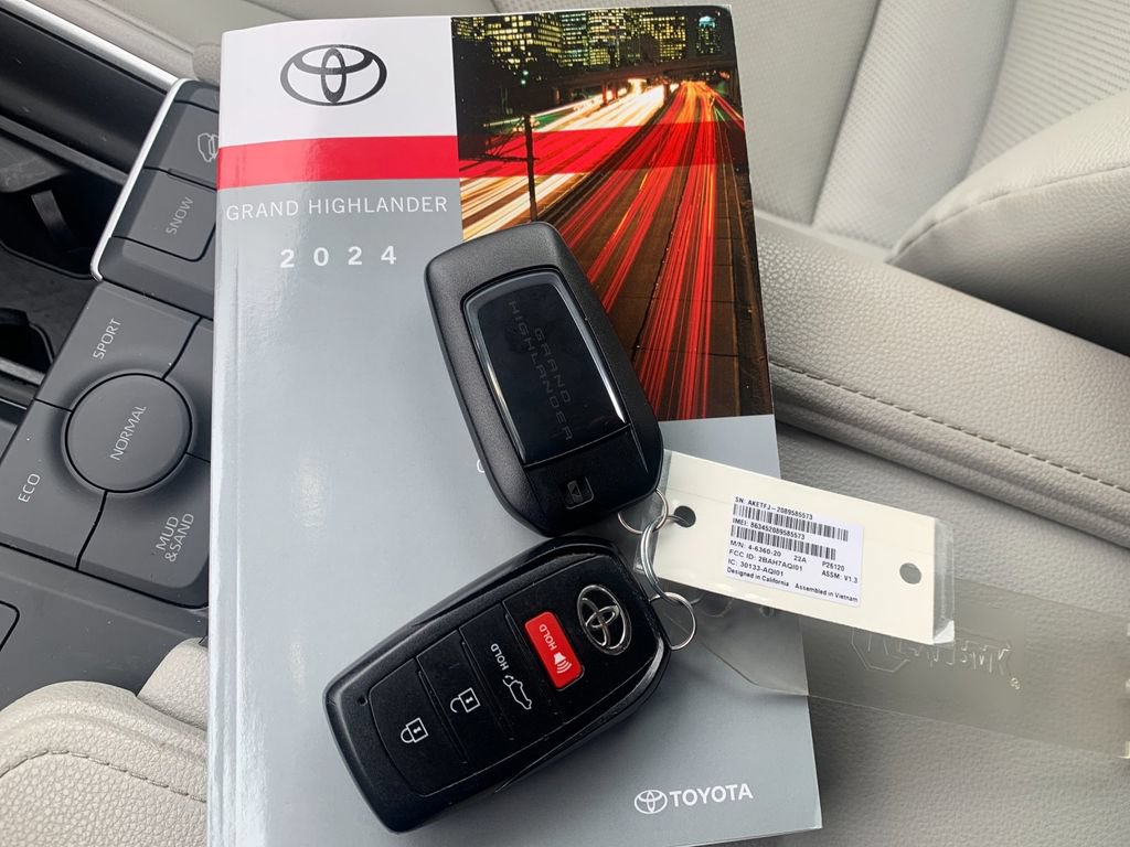 Used 2024 Toyota Grand Highlander AWD image 9