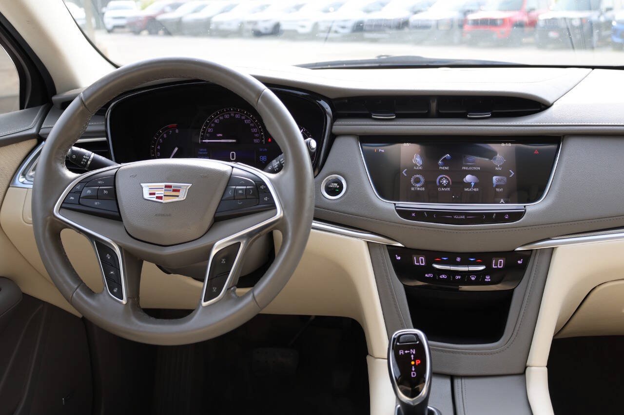 Used 2017 Cadillac XT5 Luxury w/ Driver Awareness Package AWD/4WD image 24