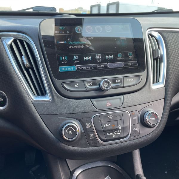 Used 2018 Chevrolet Malibu LT image 17