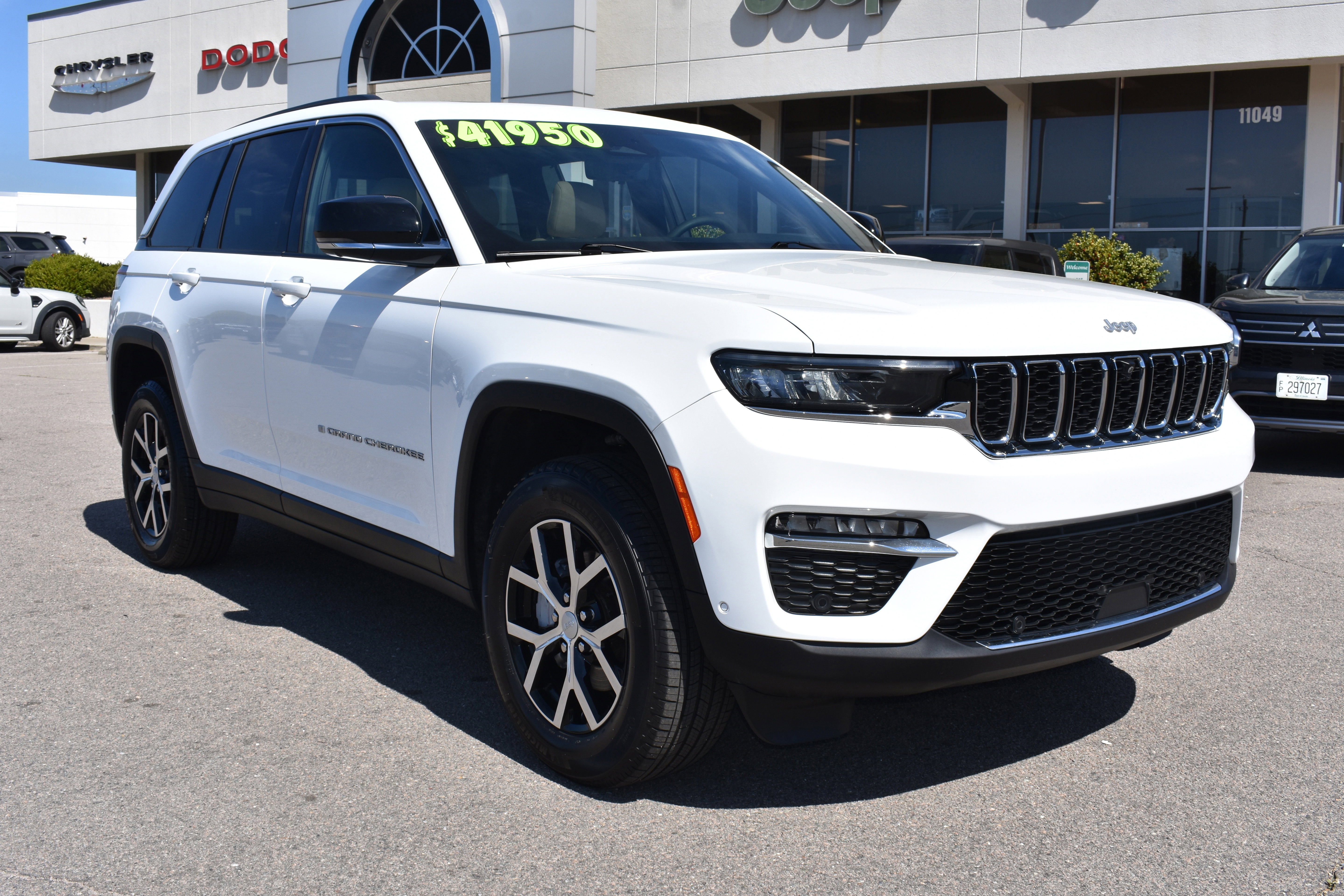 Used 2025 Jeep Grand Cherokee Limited w/ Luxury Tech Group II image 3