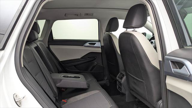 Used 2025 Volkswagen Taos SE w/ Panoramic Sunroof Package FWD image 18