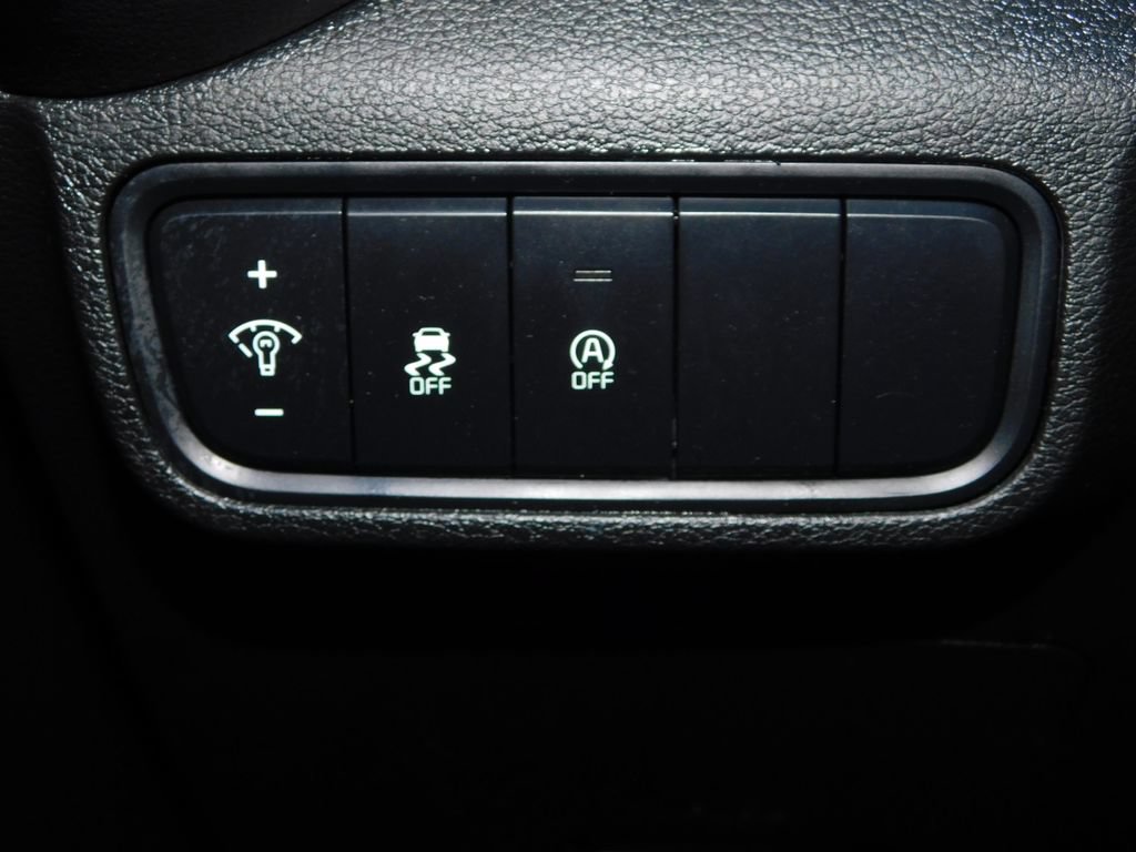 Used 2025 Kia Soul LX w/ LX Technology Package FWD image 26