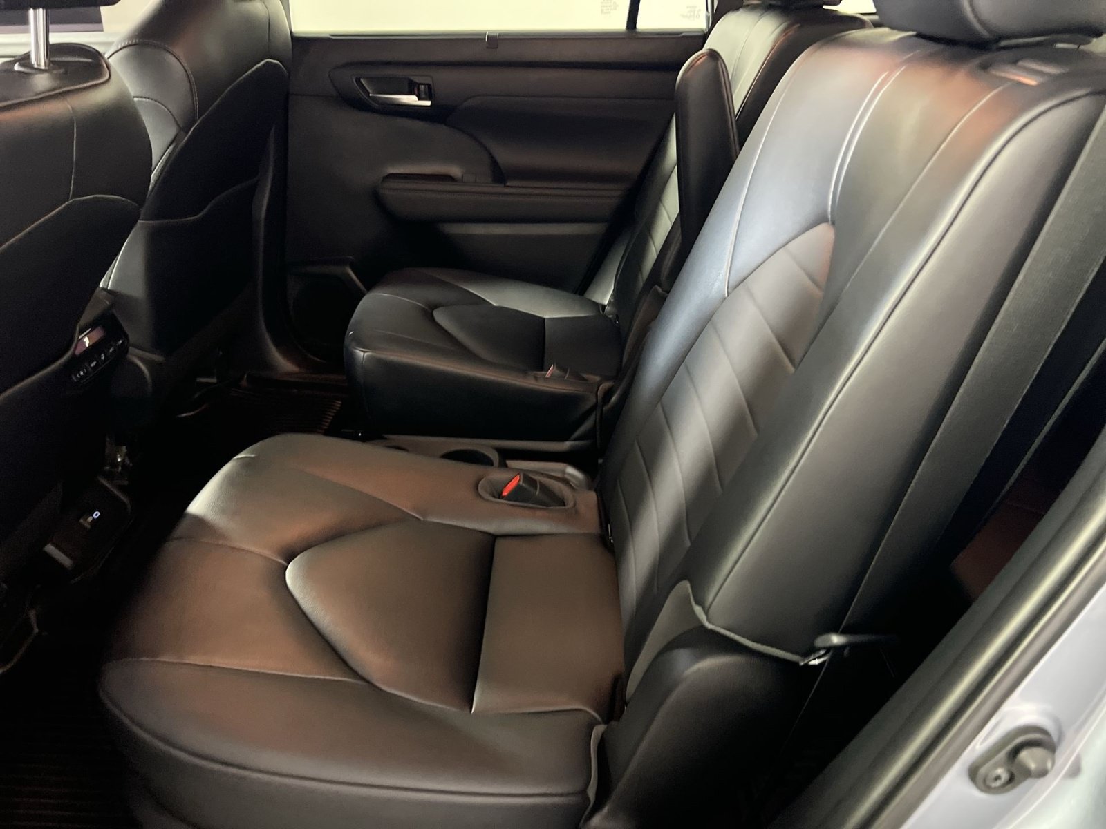 Used 2023 Toyota Highlander XLE AWD/4WD image 25