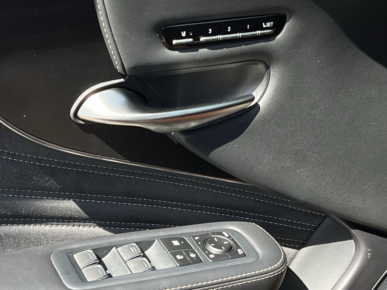 Used 2021 Lexus LS 500 w/ Accessory Package (Z2) RWD image 21