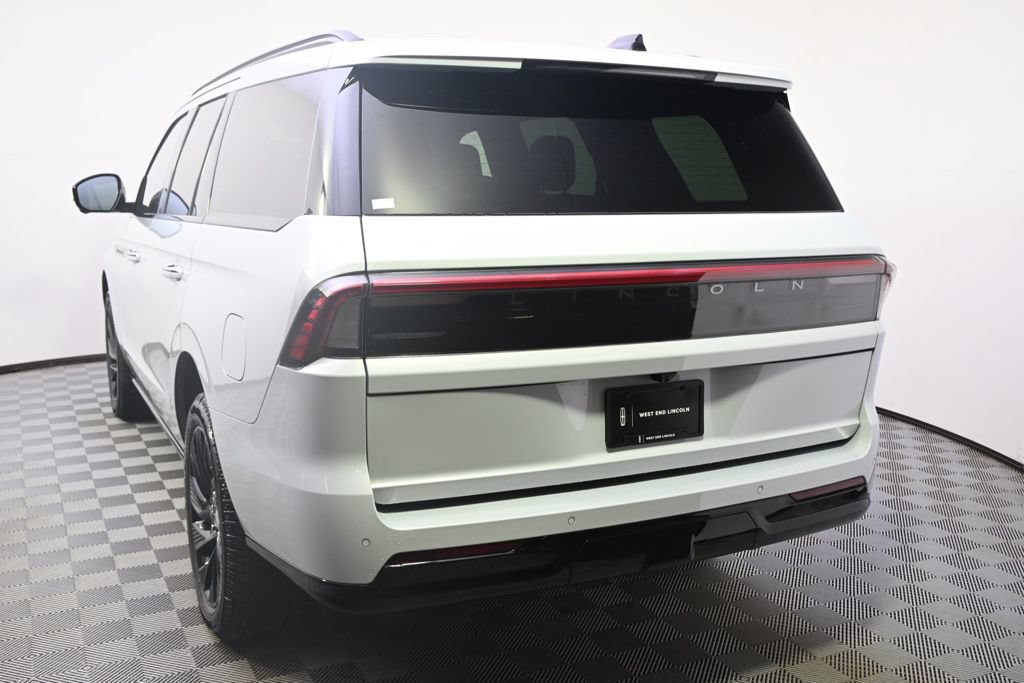 New 2026 Lincoln Navigator Reserve w/ Jet Appearance Package AWD/4WD image 4