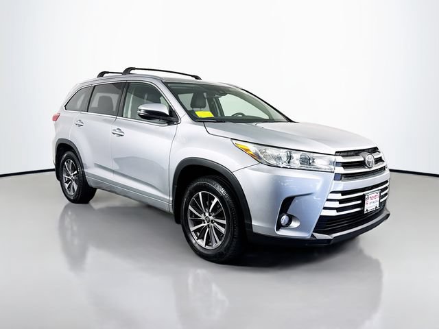 Used 2017 Toyota Highlander XLE w/ Carpet Mat Package AWD/4WD image 10