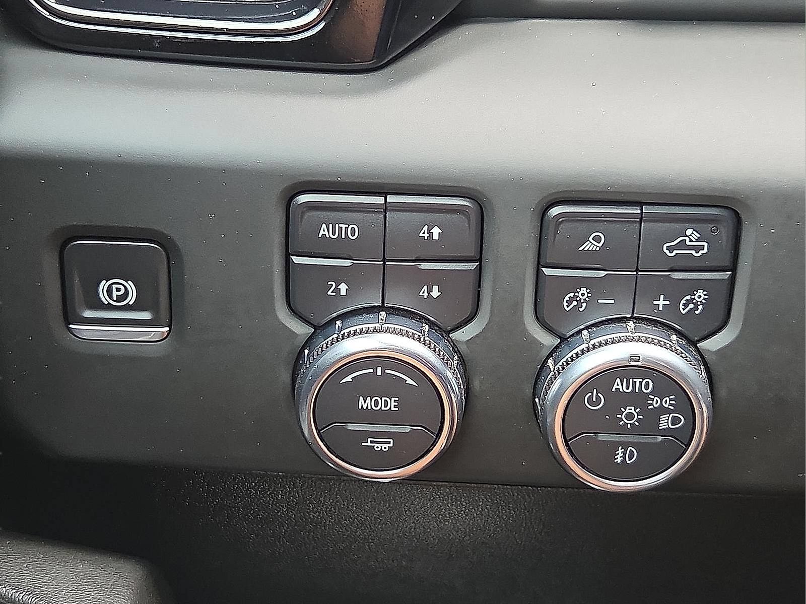 Used 2025 GMC Sierra 2500 AT4 w/ AT4 Premium Plus Package AWD/4WD image 11