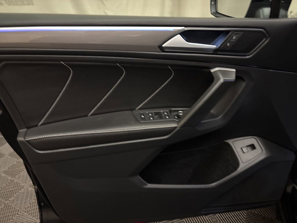 Used 2024 Volkswagen Tiguan SE R-Line image 10