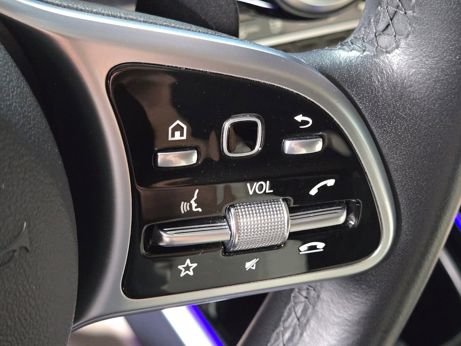 Used 2021 Mercedes-Benz GLB 250 4MATIC w/ Premium Package image 21