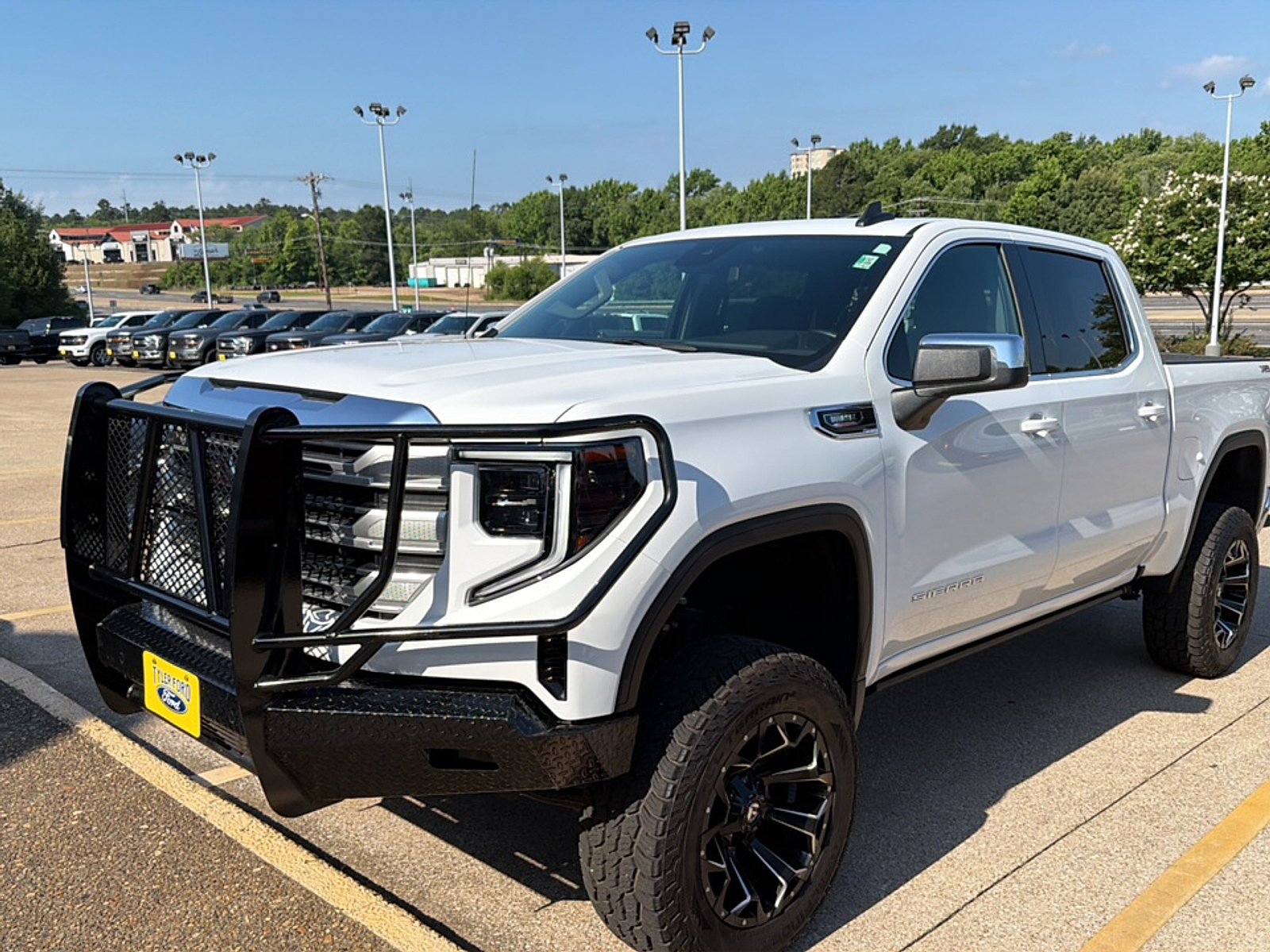 Used 2024 GMC Sierra 1500 SLE w/ Preferred Package AWD/4WD image 4