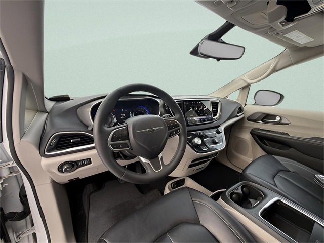 Used 2024 Chrysler Pacifica Touring-L image 20