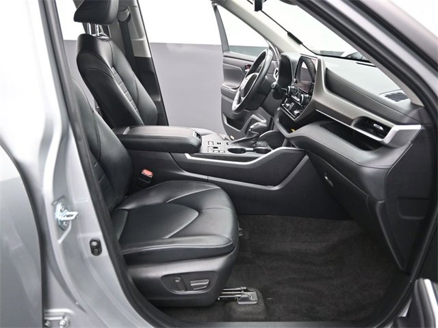 Used 2023 Toyota Highlander L image 16
