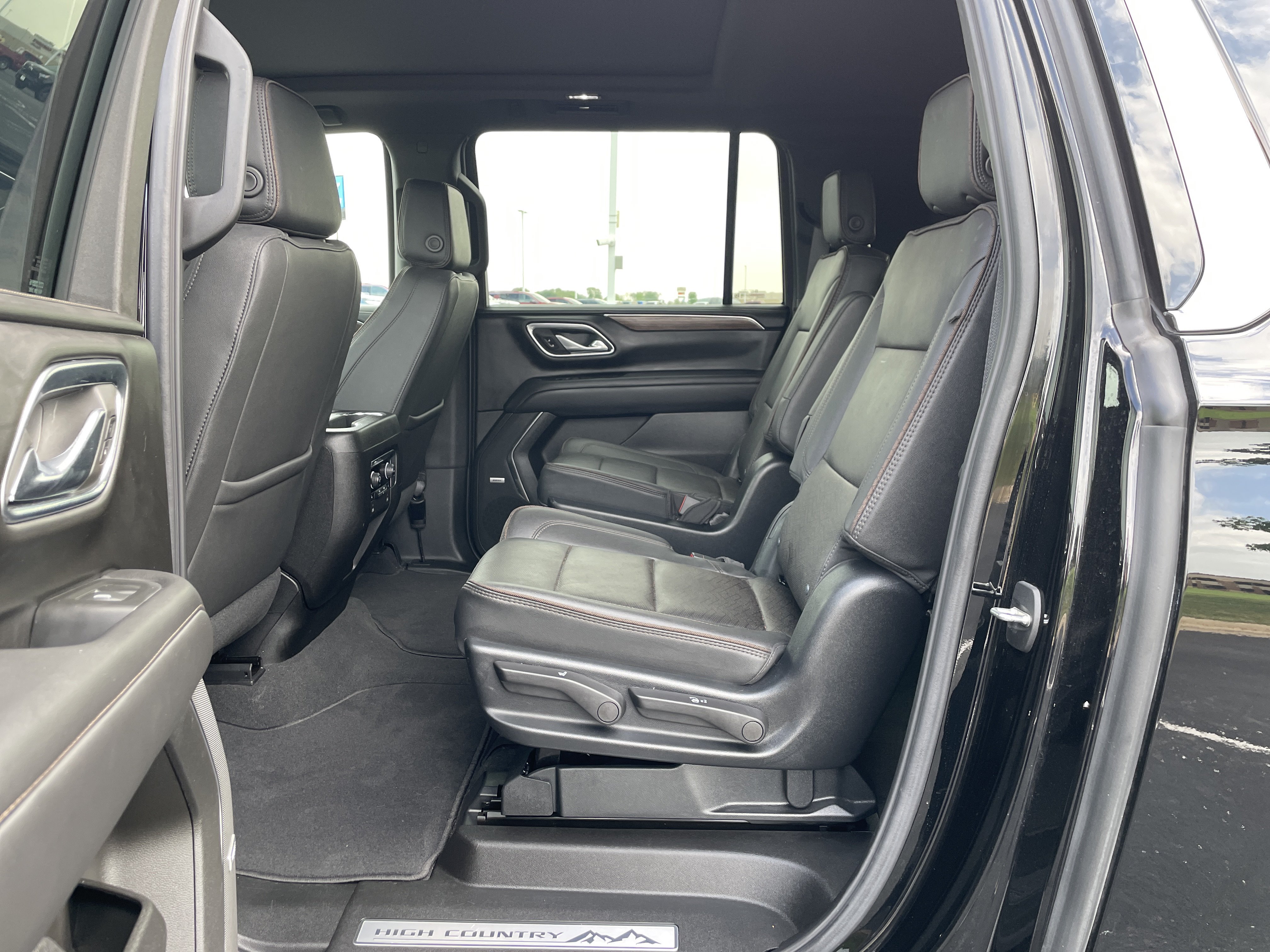 Used 2023 Chevrolet Suburban High Country AWD/4WD image 23