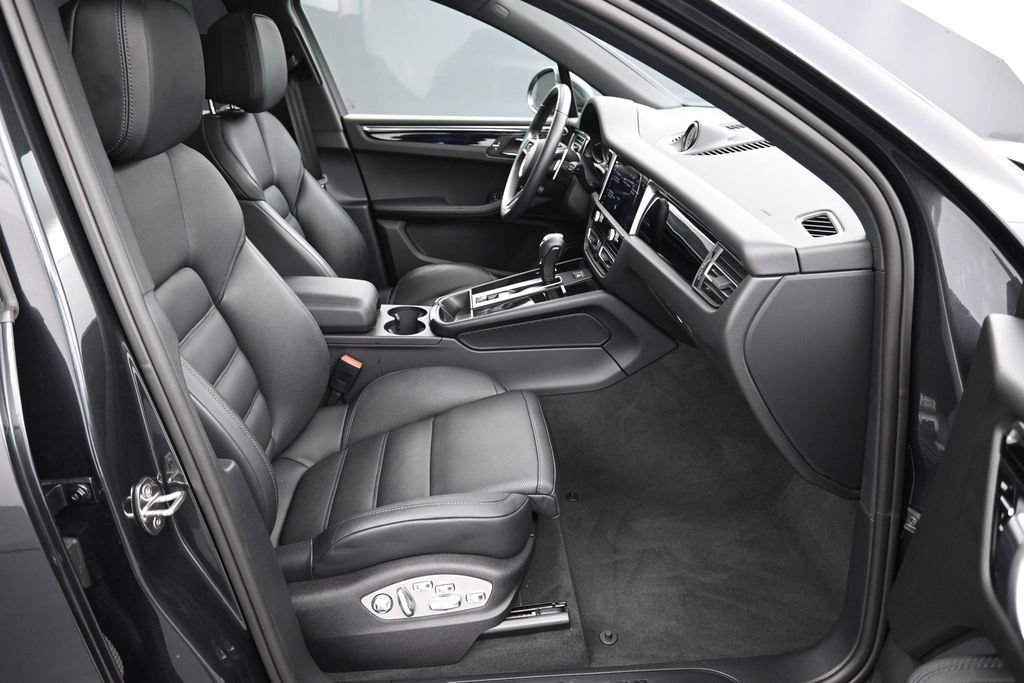 Certified 2026 Porsche Macan AWD/4WD image 29
